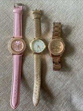 Gold Glitter Strap Women's Fashion Watches - Unbranded